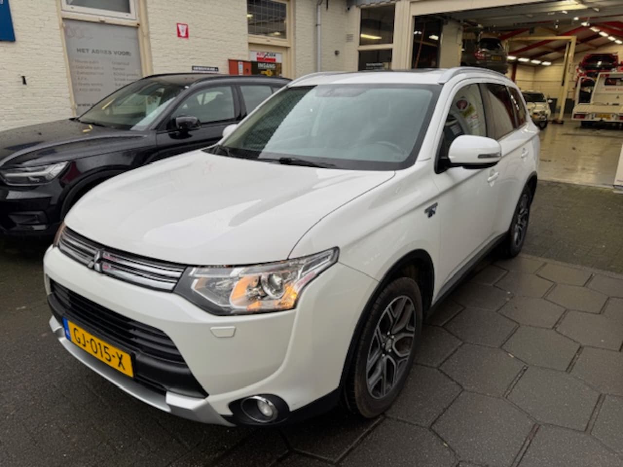 Mitsubishi Outlander - 2.0I PHEV 4WD Executive Edition X-Line - AutoWereld.nl