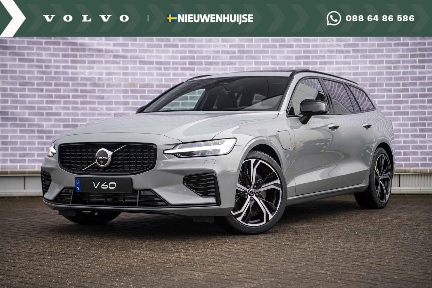 Volvo V60 - 2.0 T6 Plug-in hybrid AWD Ultra Dark | Uit Voorraad Leverbaar | Panoramadak | Donker Glas - AutoWereld.nl