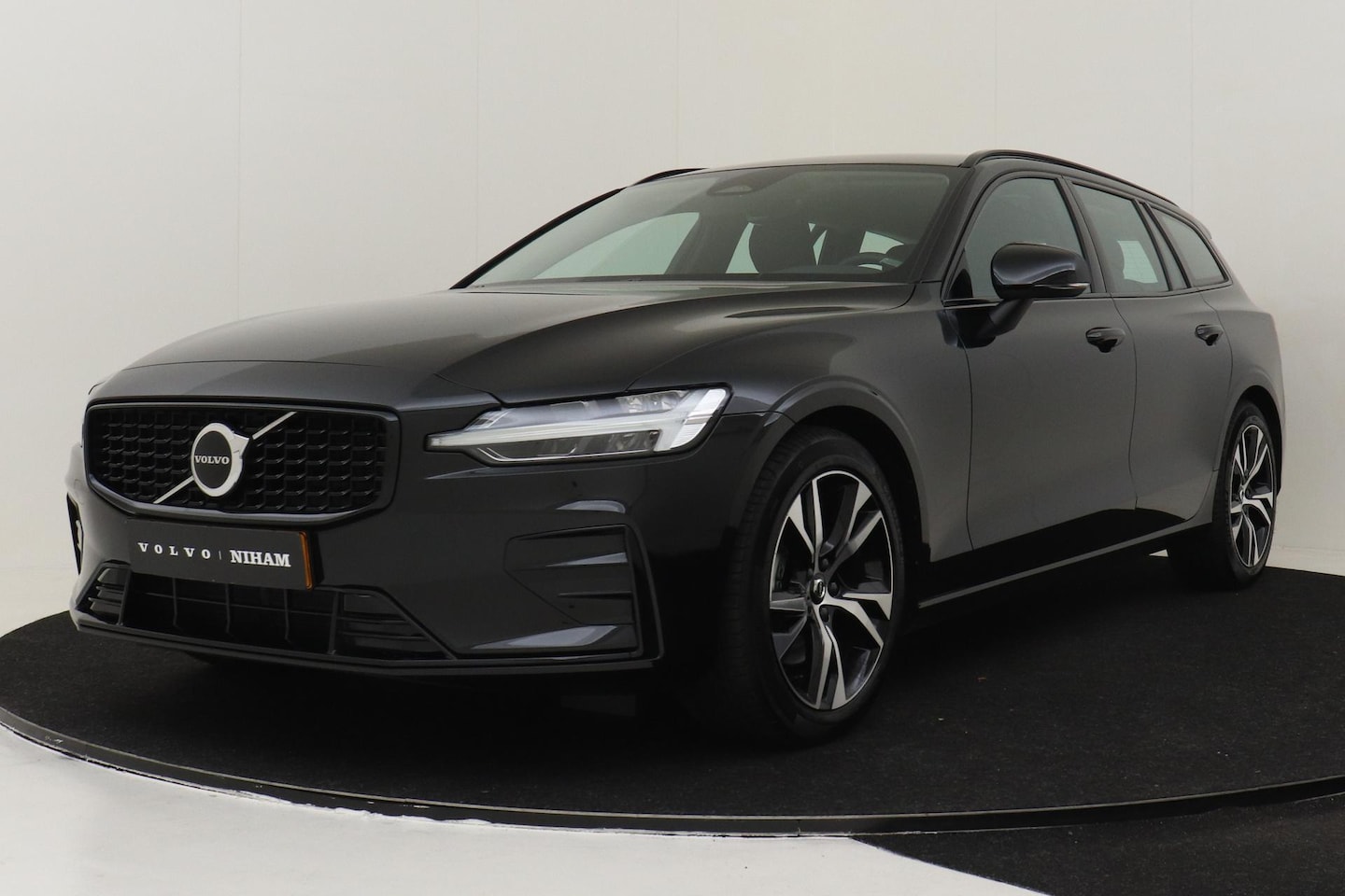 Volvo V60 - B4 (M-HYBRID) PLUS DARK |CAMERA|ADAP.CRUISE|POWER-SEATS|TREKHAAK - AutoWereld.nl