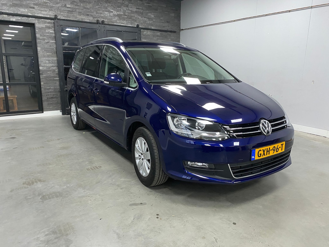 Volkswagen Sharan - 1.4 TSI Exclusive Series Automaat- lage kilometers! - AutoWereld.nl