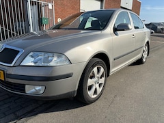 Skoda Octavia - 1.6 Ambiente Attractive Business / Airco / Elek ramen