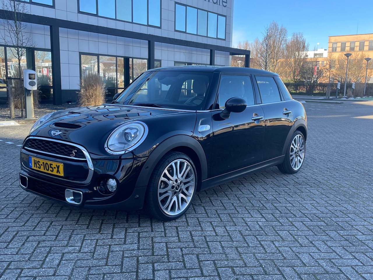 MINI Mini - 2.0 Cooper S Chili Serious Business Cooper S 4 deuren automaat Nav en licht lederen interieur 73437 km - AutoWereld.nl