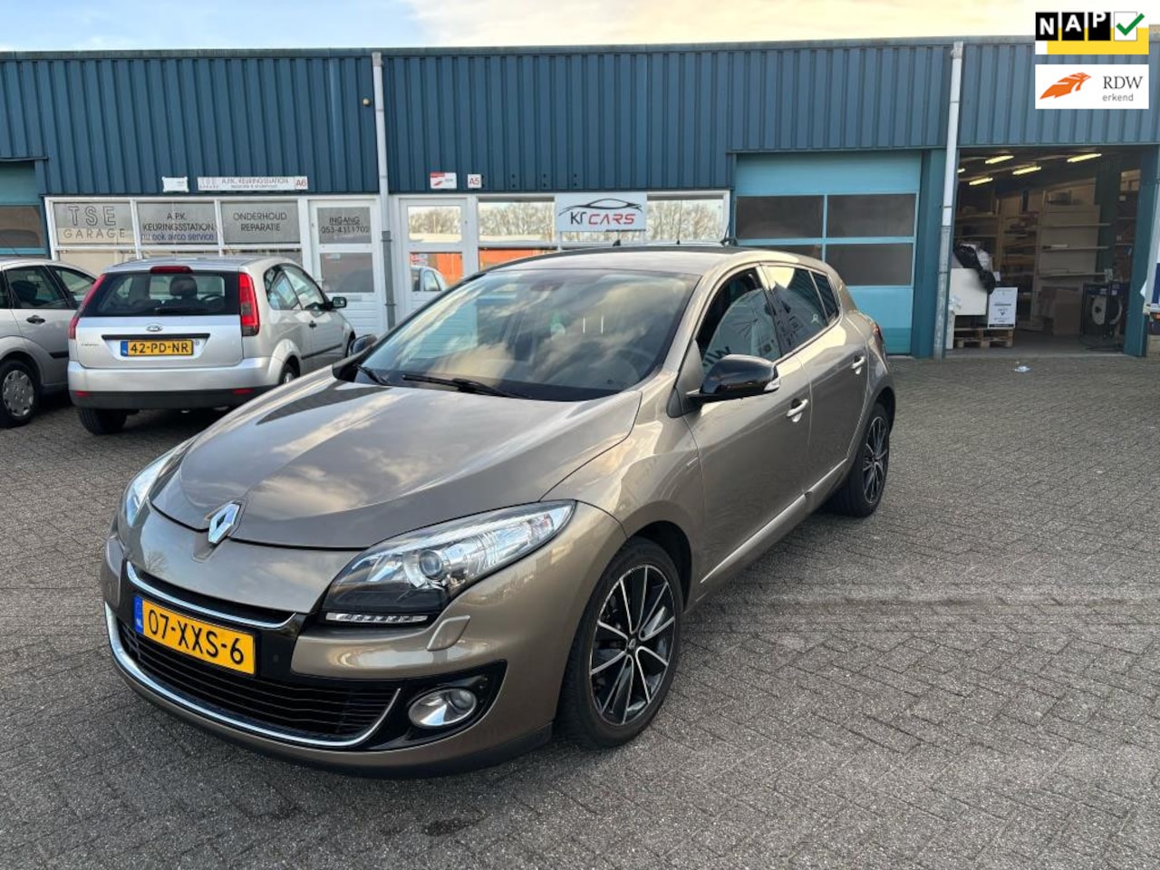 Renault Mégane - 2.0 Bose AUTOMAAT / VOLLL / Parkeercamera achter / Navi / Parkeersensoren / Stoelverwarmin - AutoWereld.nl