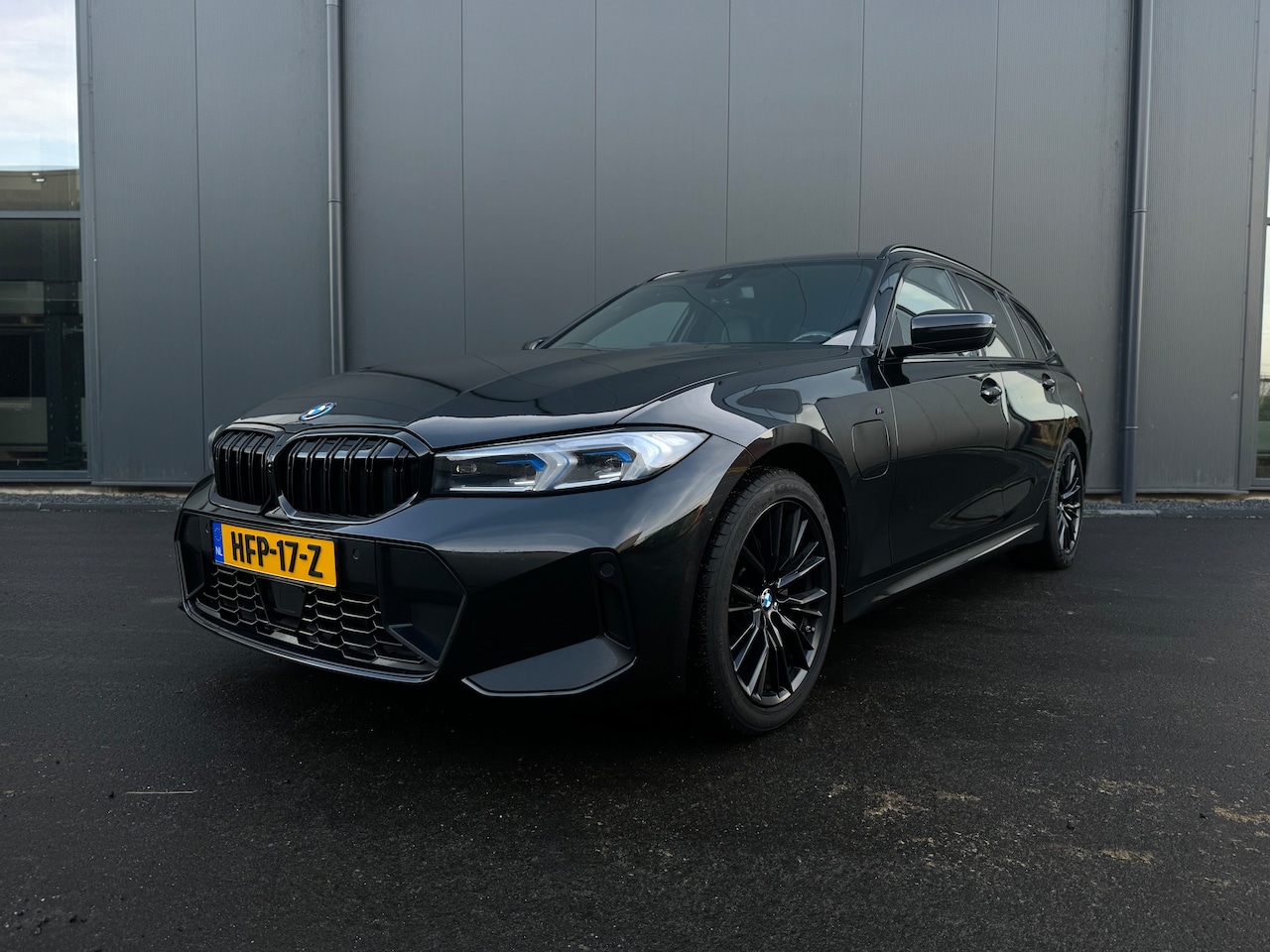 BMW 3-serie Touring - 330e M-pakket, Trekhaak, Laser, Shadow, Camera - AutoWereld.nl