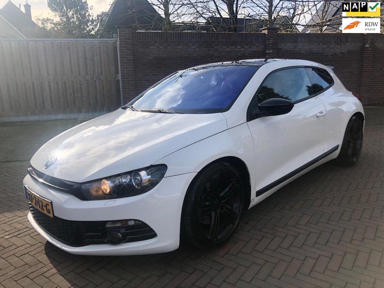 Volkswagen Scirocco - 2.0 TSI 200pk DSG Leder Pano 18” Velgen 180000km - AutoWereld.nl