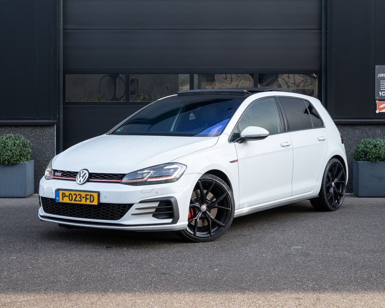 Volkswagen Golf - 2.0 TSI GTI 245 PK Performance | Pano | Camera | Lane & Side Assis | Front Assis | Blind S - AutoWereld.nl