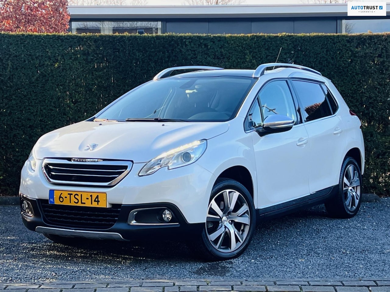 Peugeot 2008 - 1.6 VTi Féline | Glazen dak | Trekhaak | PDC - AutoWereld.nl