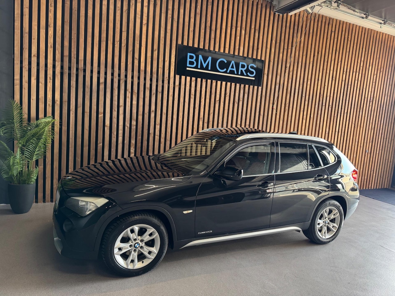 BMW X1 - SDrive20i Business Automaat,Panoramadak,Leer,Trkhaak - AutoWereld.nl