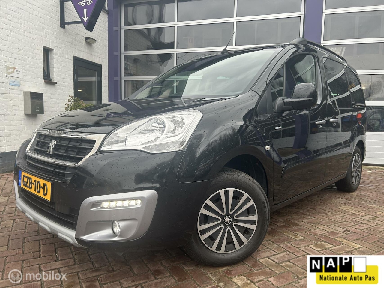 Peugeot Partner Tepee - 1.2 Style * NAVIGATIE * TREKHAAK * - AutoWereld.nl