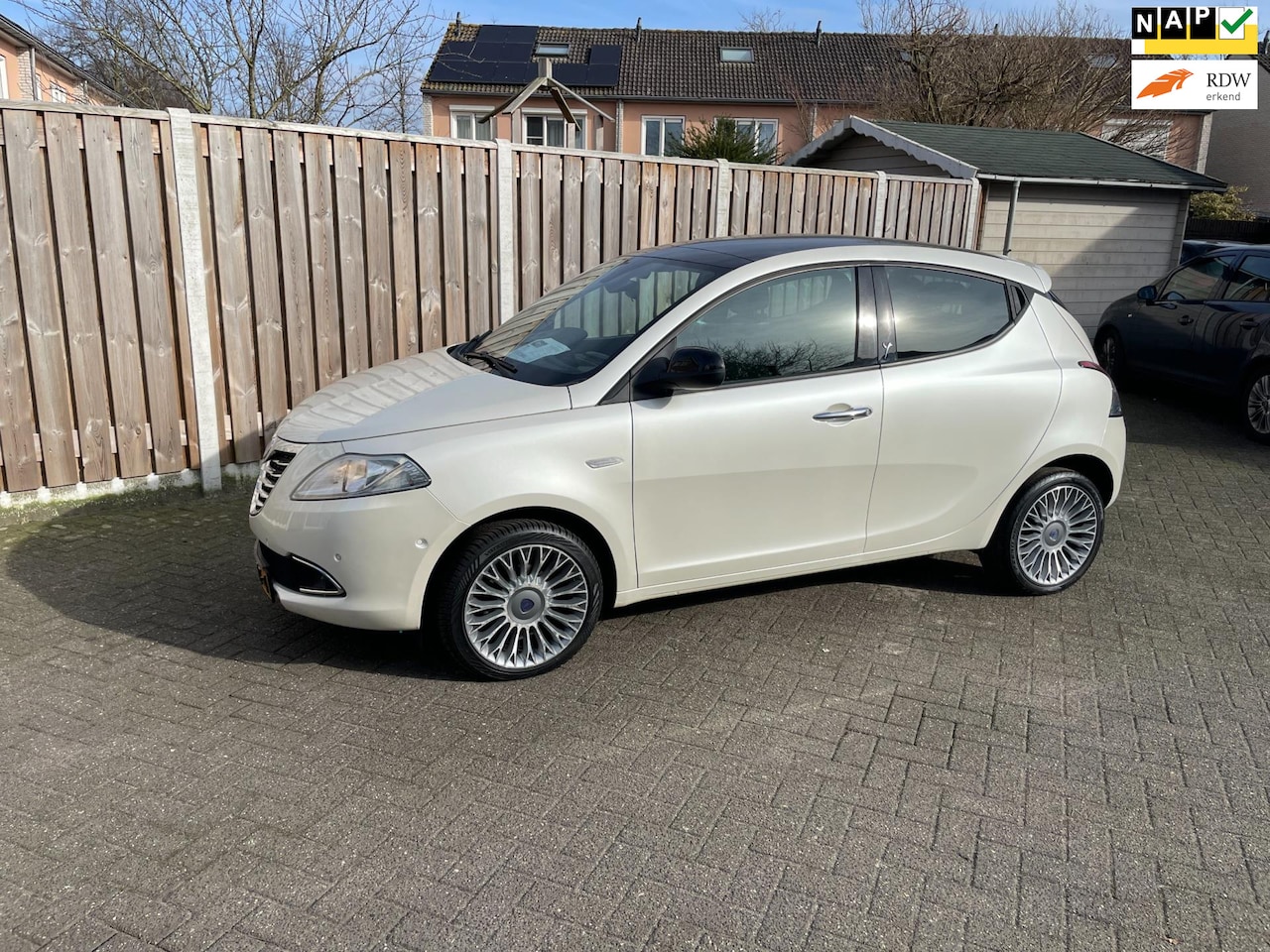 Lancia Y(psilon) - Ypsilon 0.9 TwinAir Platinum clima automaat cruise control panoramadak - AutoWereld.nl