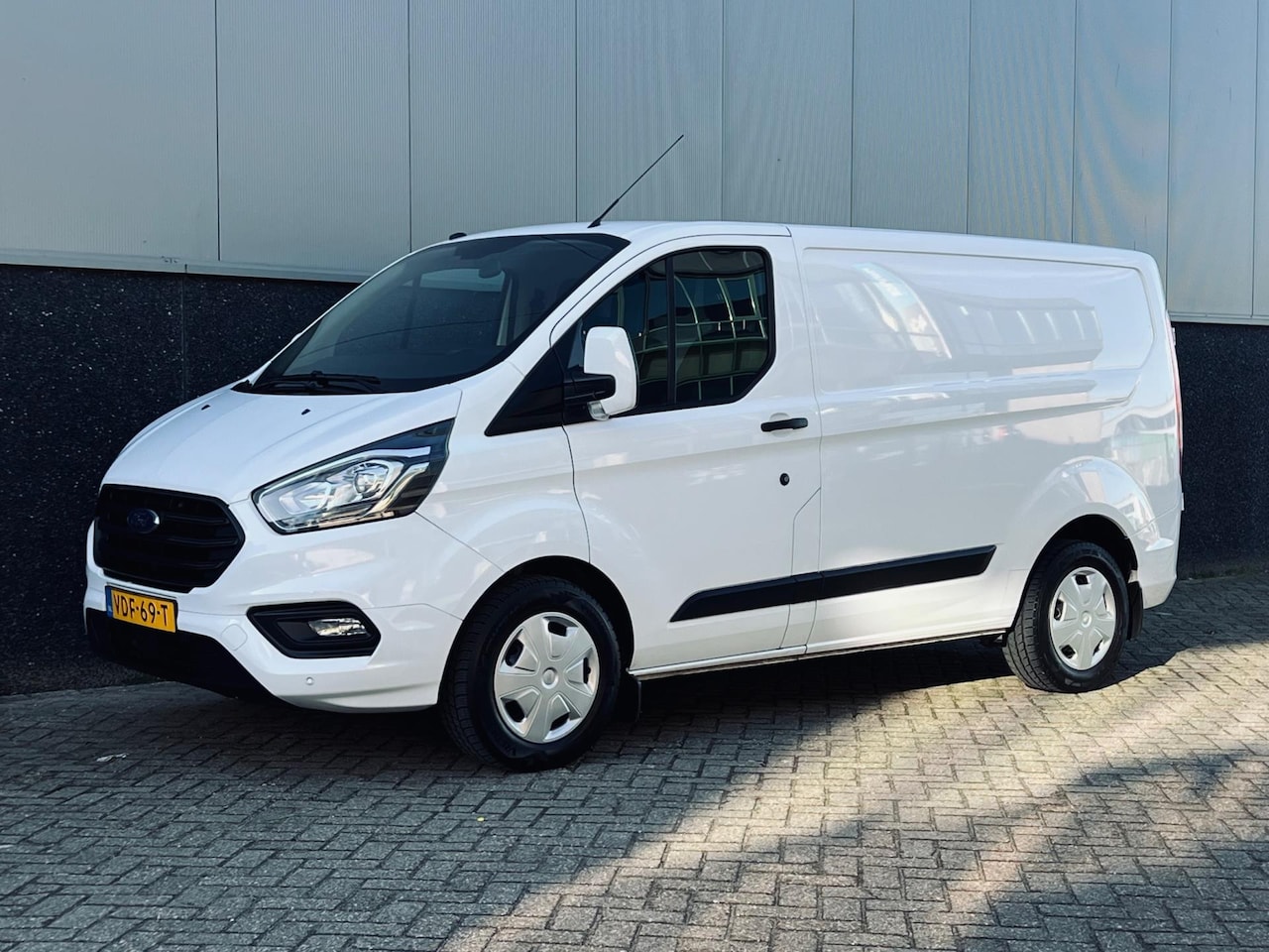 Ford Transit Custom - 300 2.0 TDCI 131PK Automaat, PDC, Led, Bluetooth/Tel, Multistuur, Trekhaak, Stoelverwarmin - AutoWereld.nl