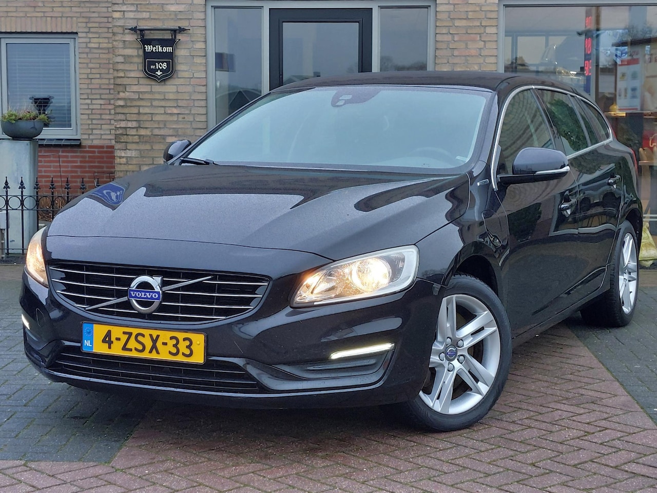 Volvo V60 - 2.4 D6 AWD Plug-In Hybrid | 7 persoons | Leder | Trekhaak - AutoWereld.nl