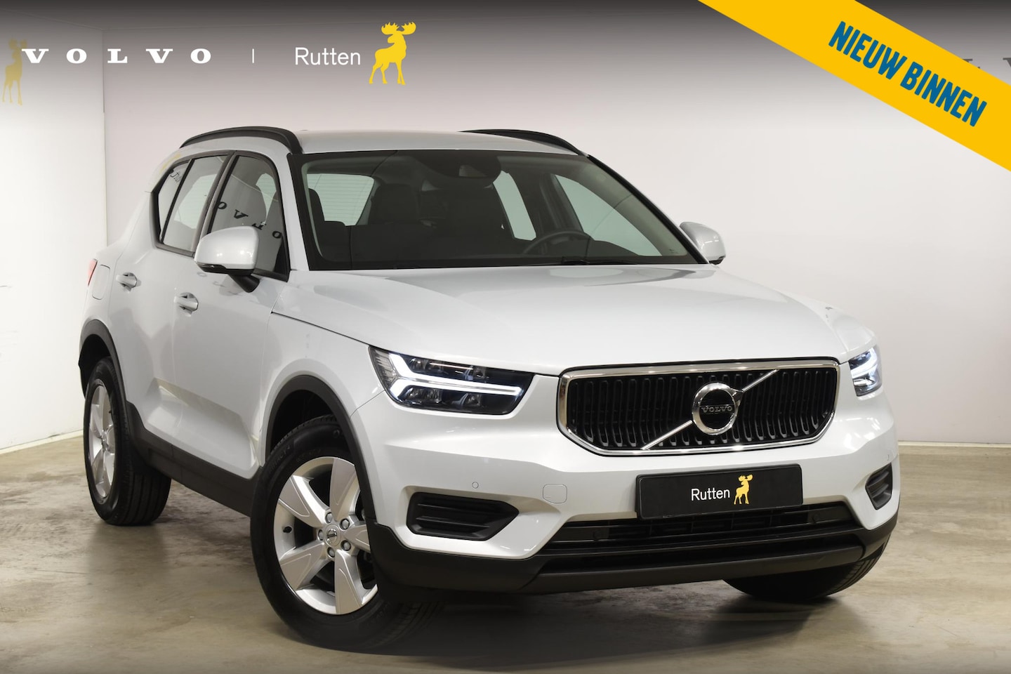 Volvo XC40 - T2 129PK Automaat Momentum Core / Navigatie / Parkeersensoren + Camera achter / DAB / LM V - AutoWereld.nl