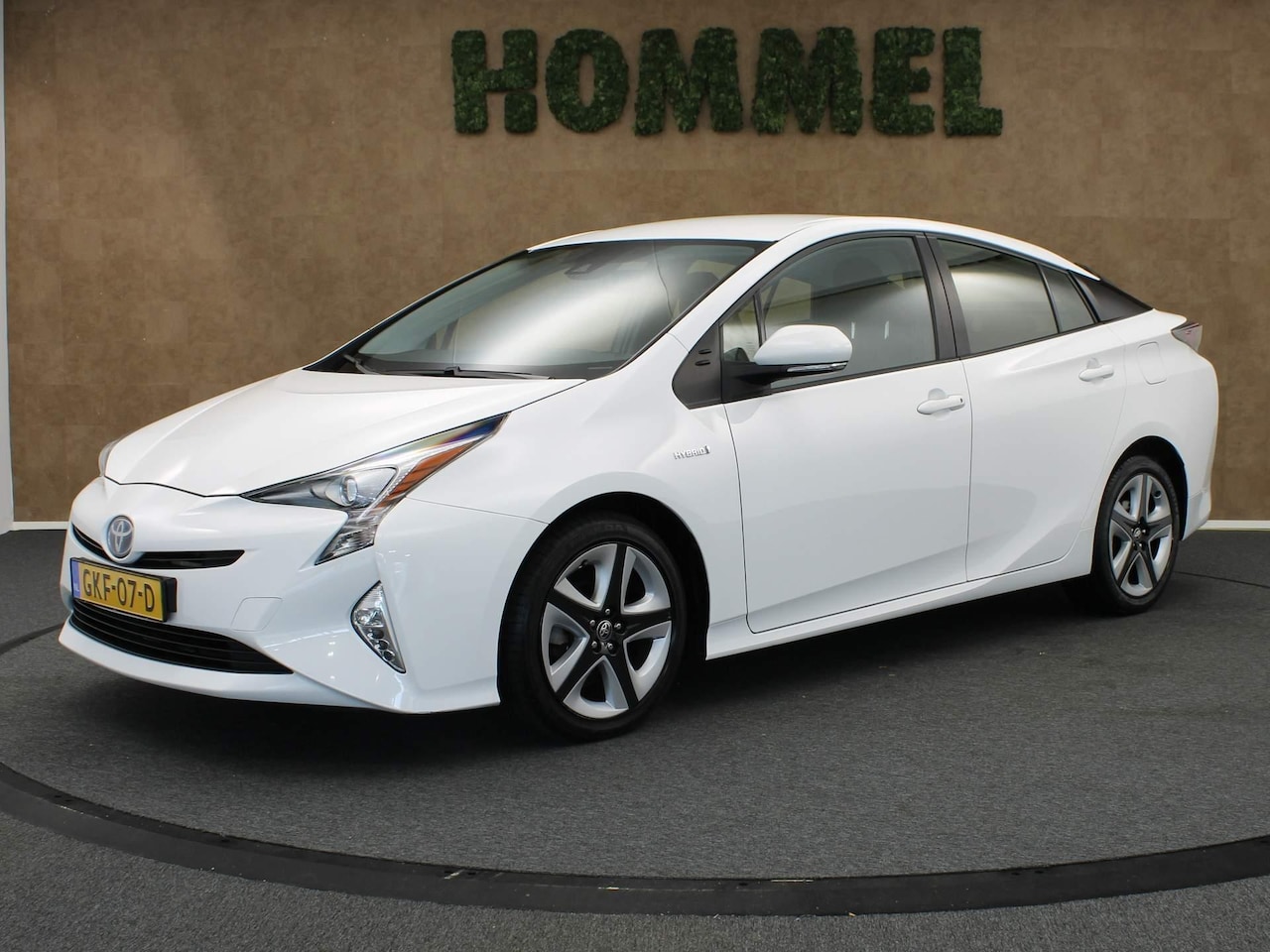 Toyota Prius - 1.8 Active - NAVIGATIE - TELEFOONOPLADER - DAB AUDIO - ACHTERUITRIJCAMERA - DODEHOEK DETEC - AutoWereld.nl