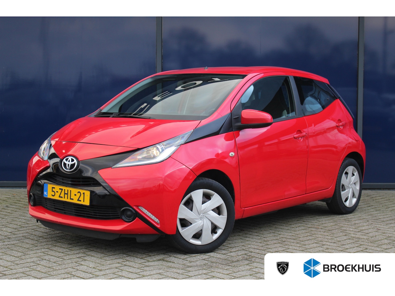 Toyota Aygo - 1.0 VVT-i x-play Elek. Ramen | Centrale Ver | Bluetooth - AutoWereld.nl