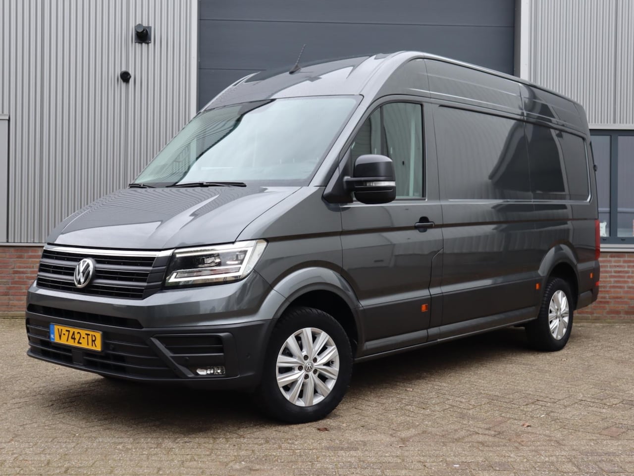 Volkswagen Crafter - 35 2.0 TDI 177pk Aut. Highline L3H3 - AutoWereld.nl