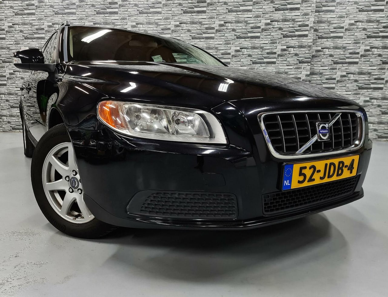 Volvo V70 - 2.0F Momentum* Navi*PDC*Leder*Trekhaak*Nieuwe APK! - AutoWereld.nl