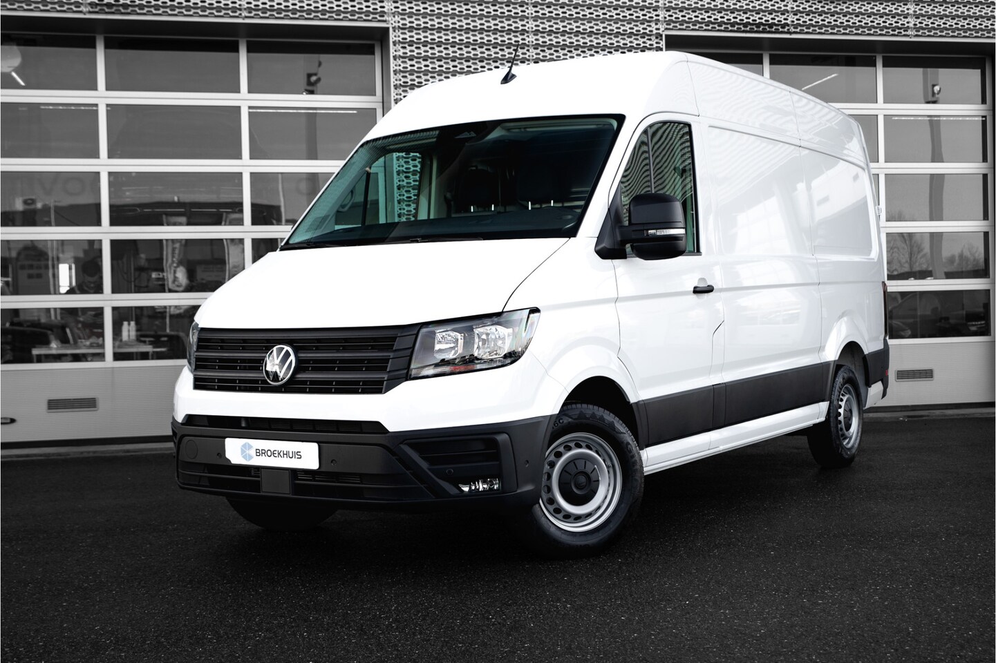 Volkswagen Crafter - | 2024 | Highline | 177 pk | Automaat | Navi by App - AutoWereld.nl