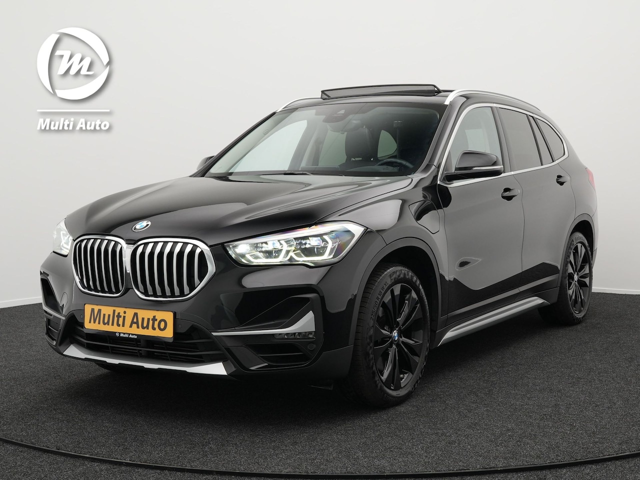 BMW X1 - xDrive25e Sportline Plug in Hybrid PHEV | Panodak | Trekhaak Afneembaar | Sportstoelen Ver - AutoWereld.nl