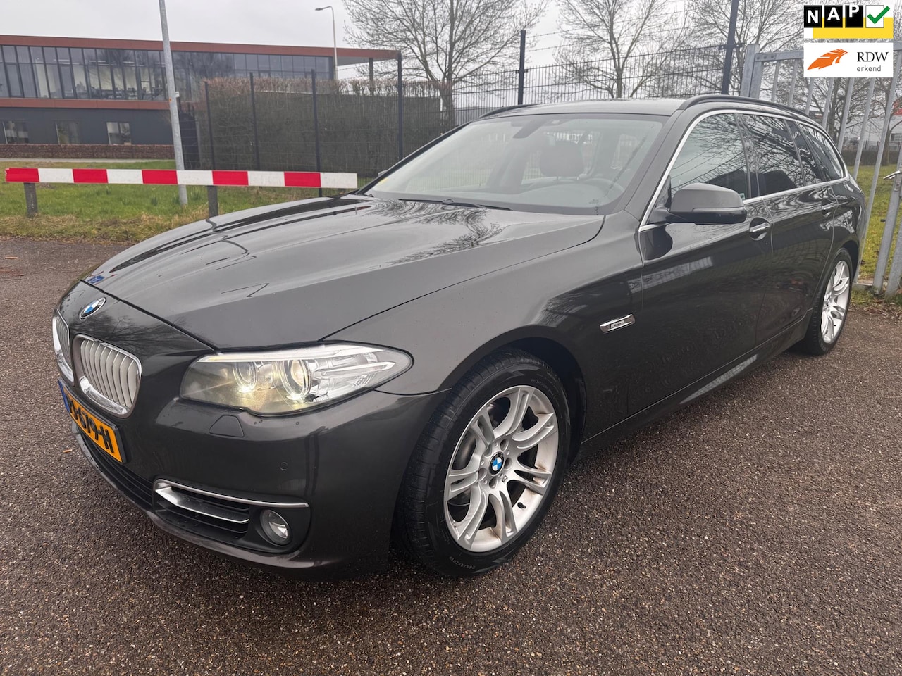 BMW 5-serie Touring - 518d High Exe 230PK Facelift 18inch Msport Trekhaak - AutoWereld.nl