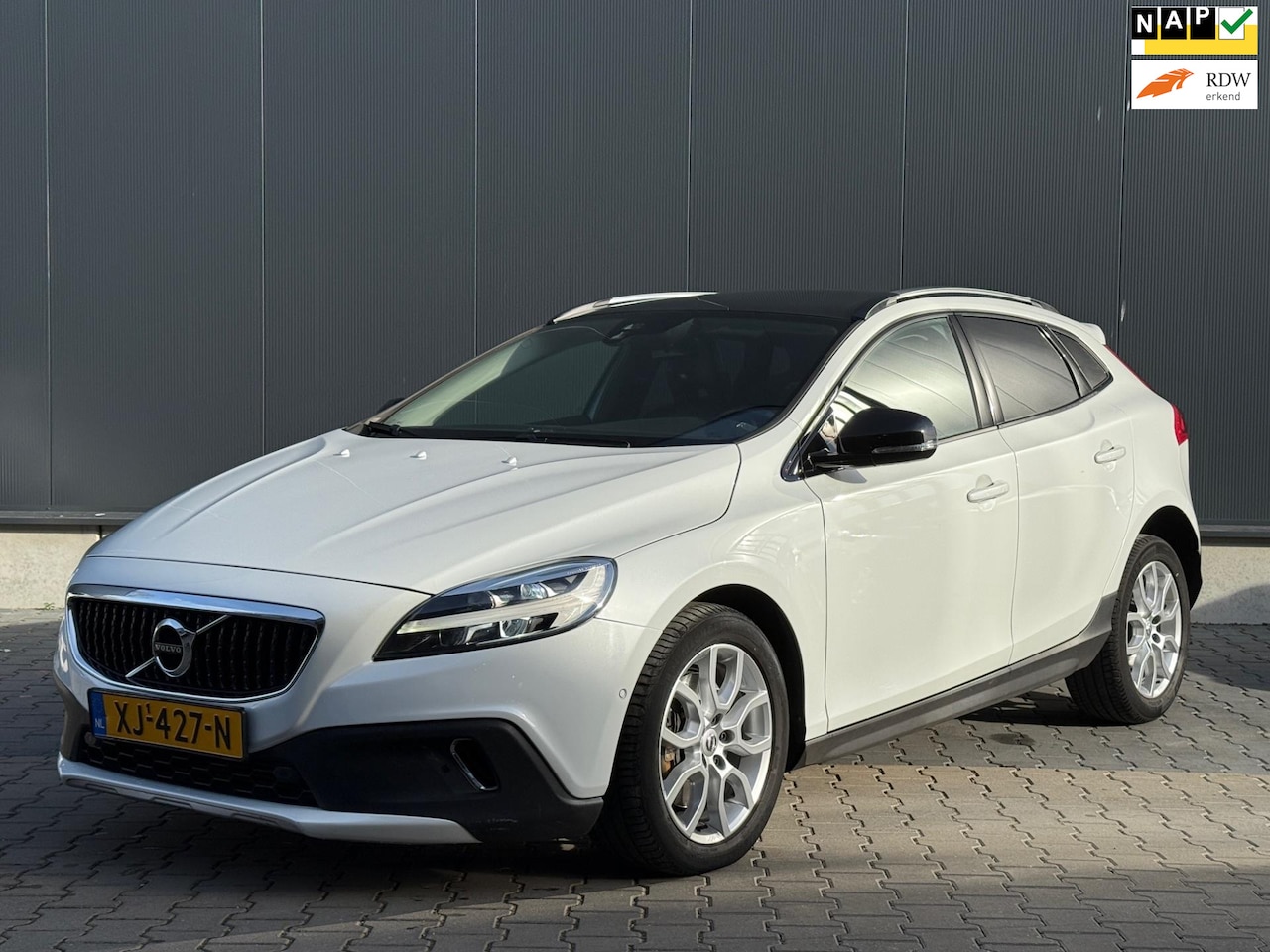 Volvo V40 Cross Country - 1.5 T3 Polar+ Luxury Automaat | Panoramadak | Stoelverwarming - AutoWereld.nl