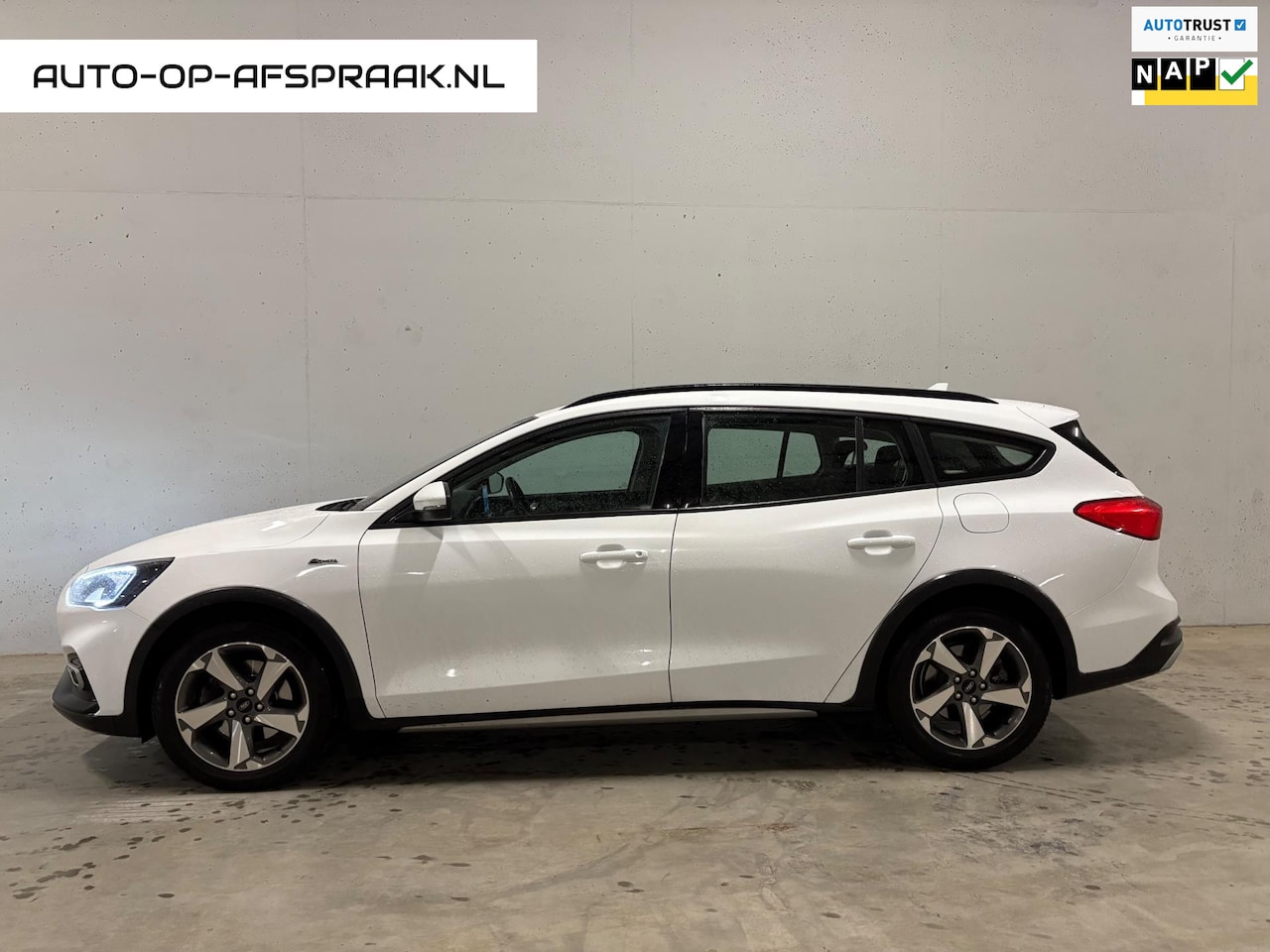 Ford Focus - 1.0 EcoBoost Vignale Active Navi PDC Clima Cruise C - AutoWereld.nl