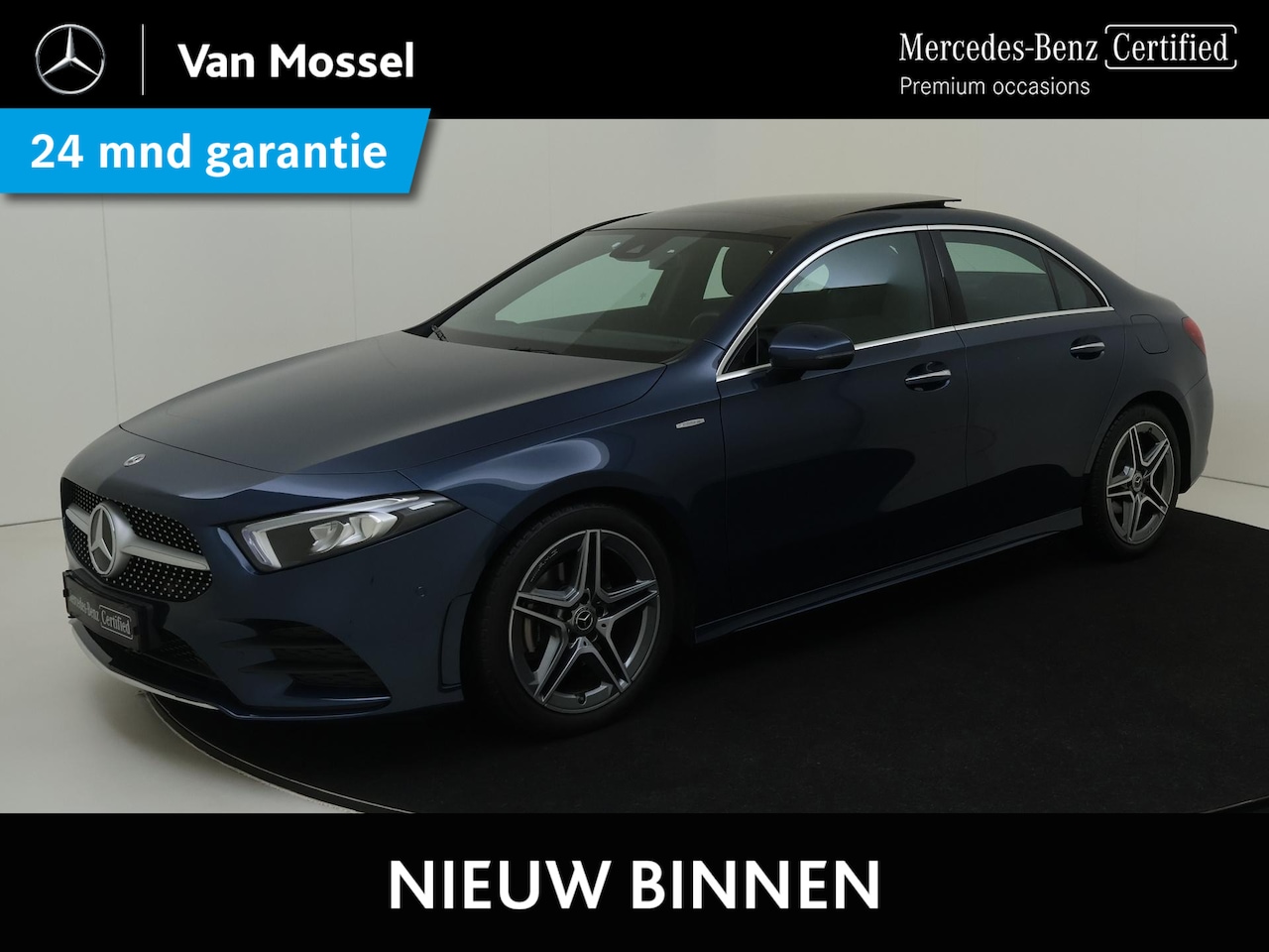 Mercedes-Benz A-klasse - 180 AMG Line / Stoelverwarming / Achteruitrijcamera / Panaroma-schuifdak / - AutoWereld.nl