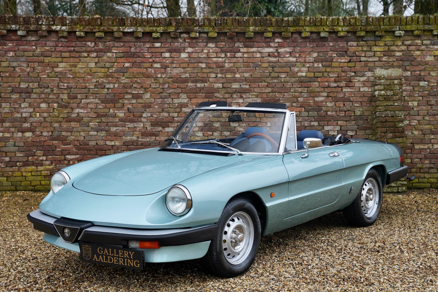 Alfa Romeo Spider - 2.0 A recent "bare metal" restoration, Livery in Aqua Celeste over Portofino Blue leather, - AutoWereld.nl