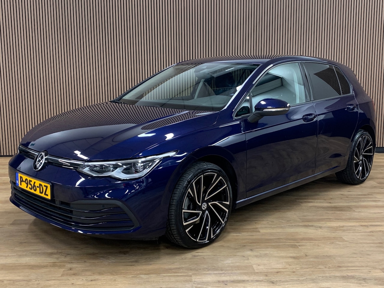 Volkswagen Golf - 1.5 eTSI R-Line|LED|Automaat|Sfeerverlichting|Carplay|19 Inch| - AutoWereld.nl