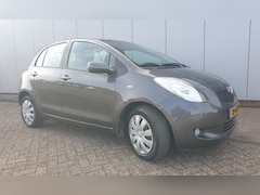 Toyota Yaris - 1.3 VVTi Sol / trekhaak / nw APK / 5 deurs /  N.A.P. / elke onderhouds beurt gehad!