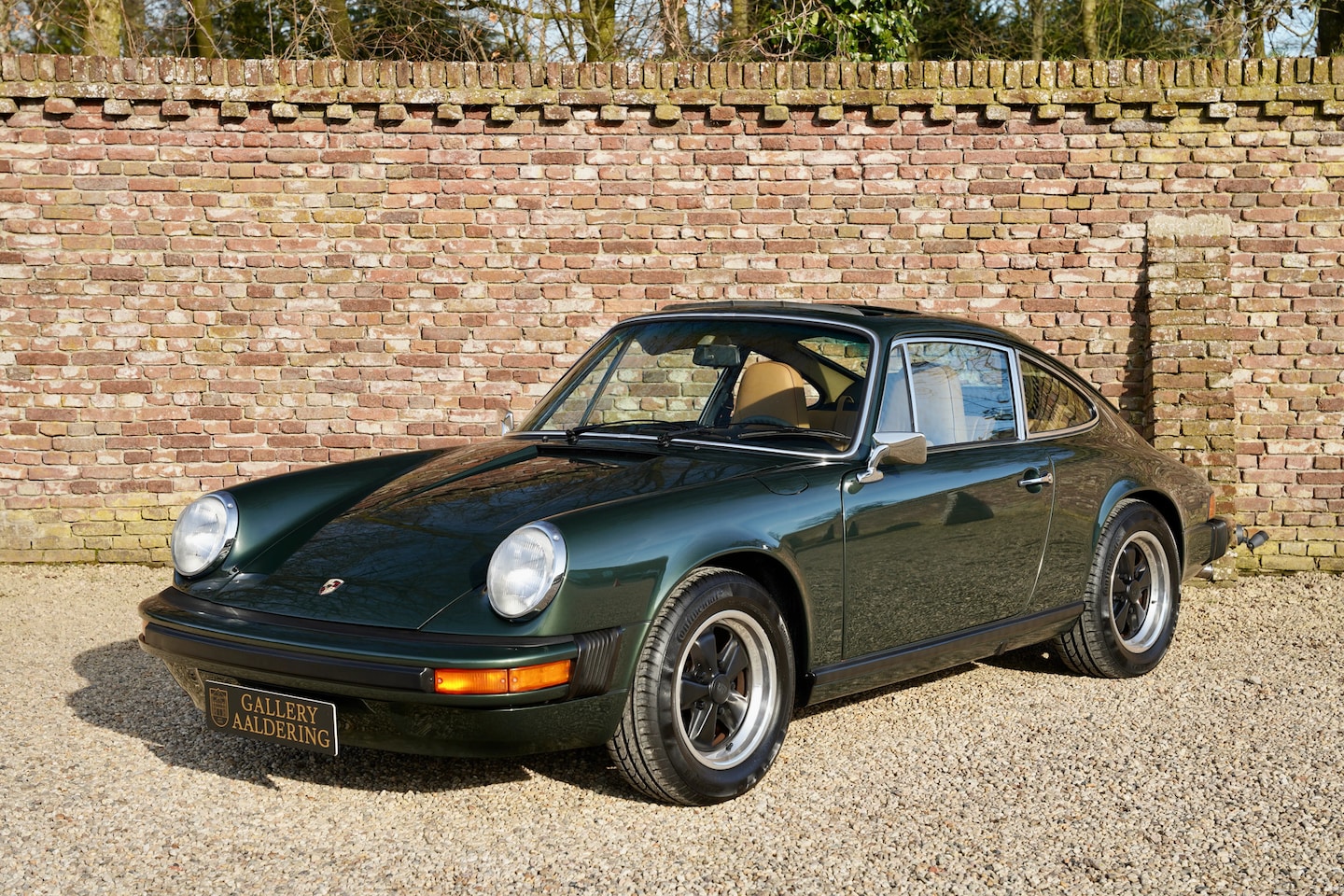 Porsche 911 - 3.0 Coupe Restored condition, Executed in "Irischgrün over Braunbeige leather", Engine blo - AutoWereld.nl