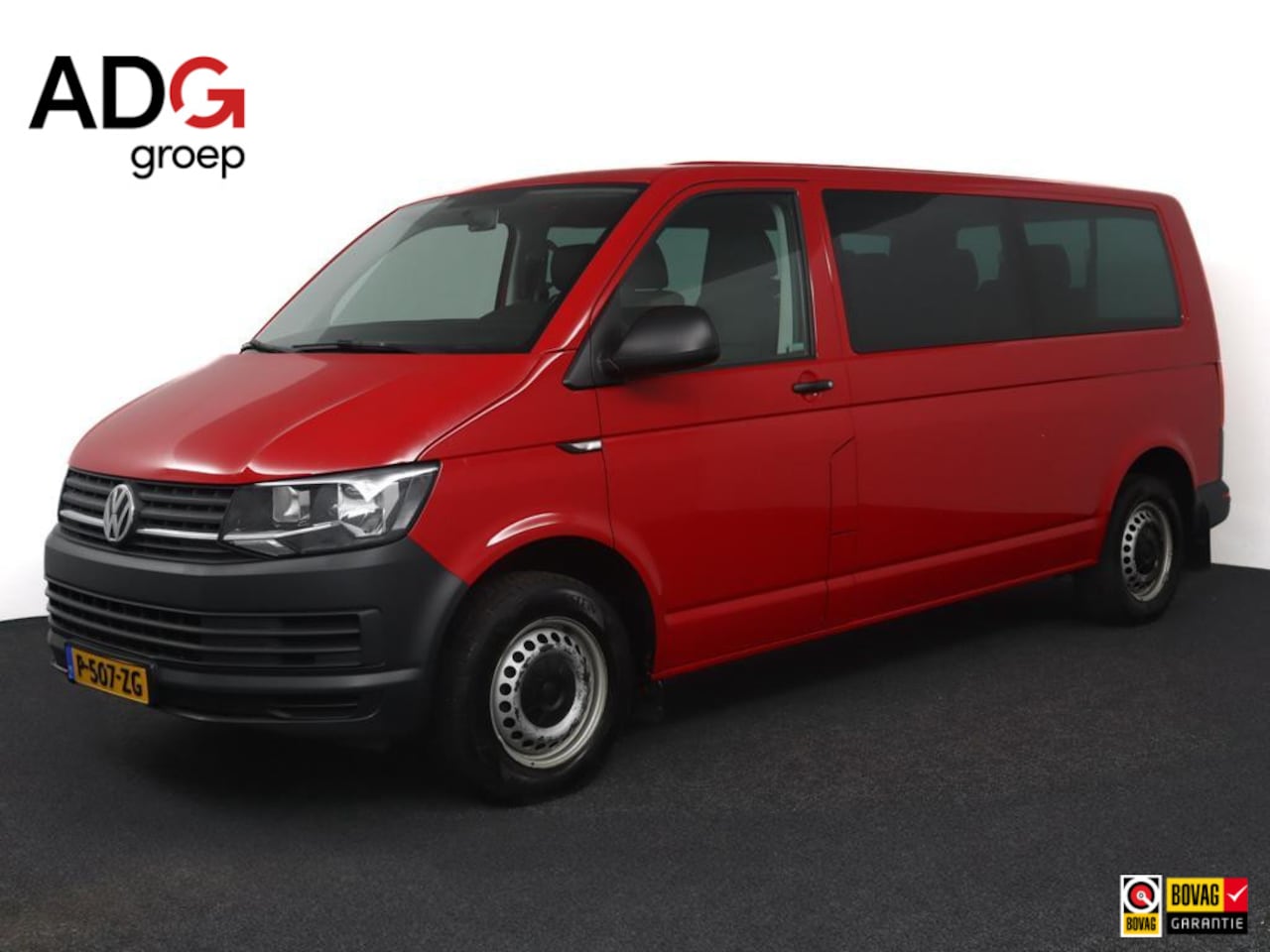 Volkswagen Transporter Kombi - 2.0 TDI L2H1 Highline | Trekhaak | Elektrisch uitschuifbare treeplank | Airconditioning | - AutoWereld.nl