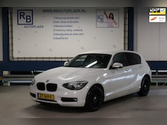 BMW 1-serie - 114i EDE / NAV / STOELVERWARMING / D-GLAS / VELG / WHITE EDITION