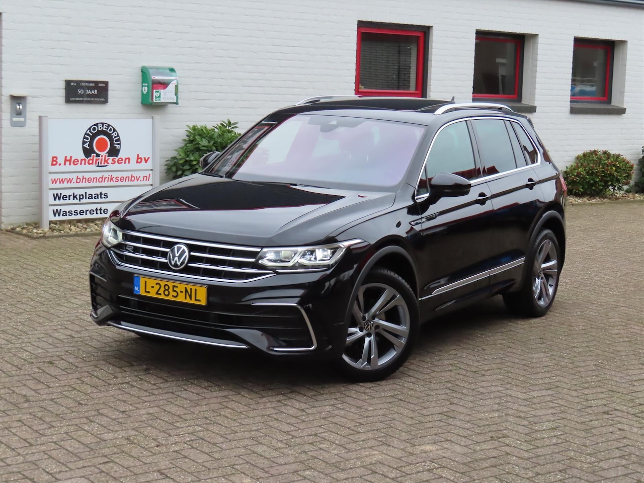 Volkswagen Tiguan - 1.5 TSI 150pk DSG R-Line Business+/ Panoramadak/ Inklapbare trekhaak/ Apple Carplay/ DAB/ - AutoWereld.nl