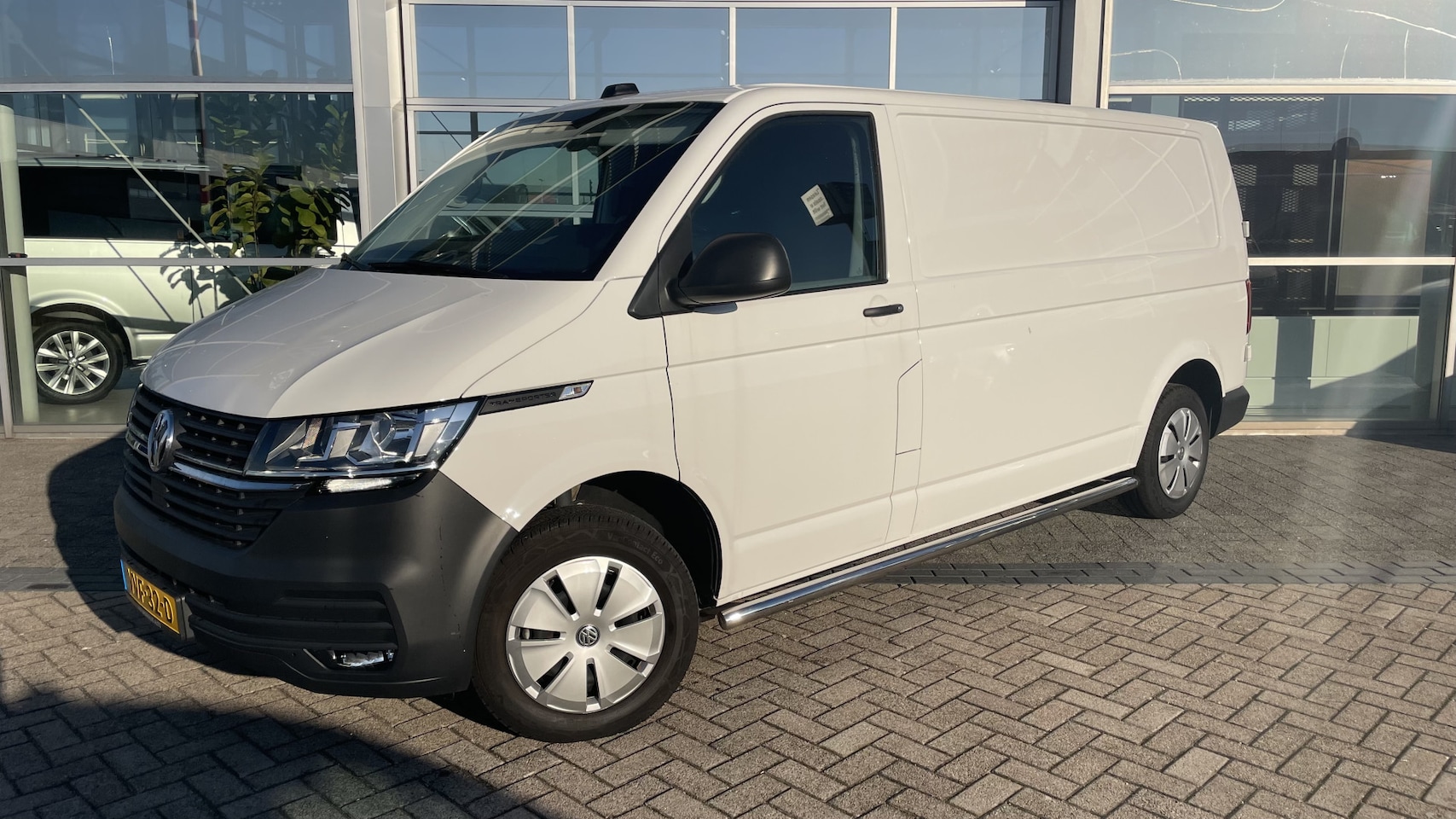 Volkswagen Transporter - 110 PK | L2 | Airco | App Connect | Trekhaak | Betimmering | PDC | Cruise - AutoWereld.nl