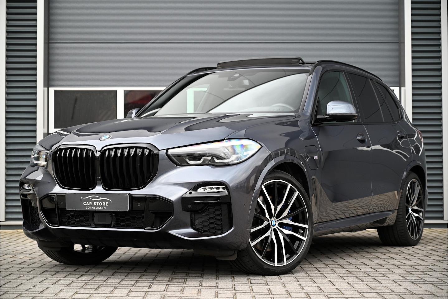 BMW X5 - xDrive45e M-SPORT / SKYLOUNGE / M-SEATS / PANO / SWAROVSKI / MERINO LEDER / MASSAGE / SOFT - AutoWereld.nl