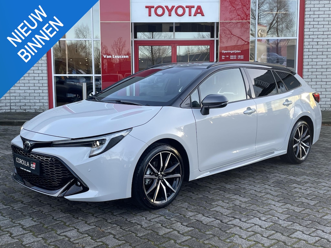 Toyota Corolla Touring Sports - HYBRID 140 GR SPORT NIEUW & DIRECT LEVERBAAR!!! BLIND-SPOT PARK-SENSOREN NAVI STOELVERW EL - AutoWereld.nl