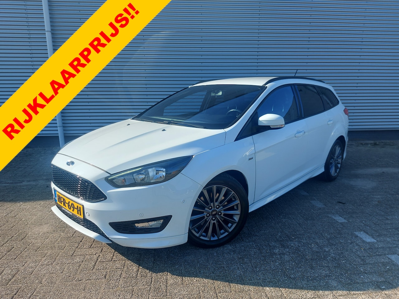 Ford Focus Wagon - 1.5 Titanium airco,cruise,navigatie,stoel/stuurverwarming,parkeersensoren, - AutoWereld.nl