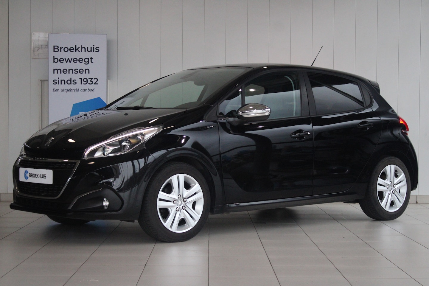 Peugeot 208 - 1.2 Turbo Signature | TREKHAAK | AIRCO | APPLE CARPLAY/ANDROID AUTO | PDC ACHTER | NAVI - AutoWereld.nl