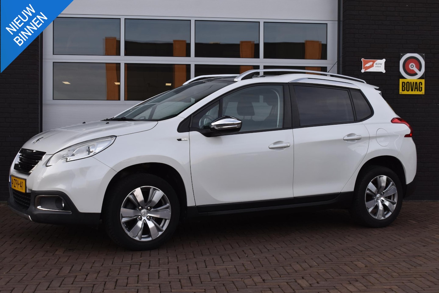 Peugeot 2008 - 1.2 Puretech 82PK Allure | Navi | PDC | Panodak | Incl. Garantie - AutoWereld.nl