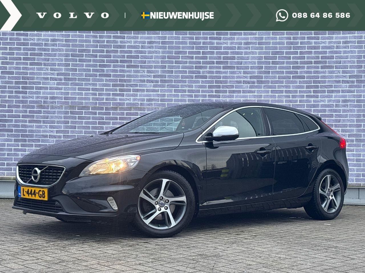 Volvo V40 - 1.6 T3 R-Design | Navigatie | BLIS | Stoelverwarming | Nubuck | Parkeersensoren | - AutoWereld.nl