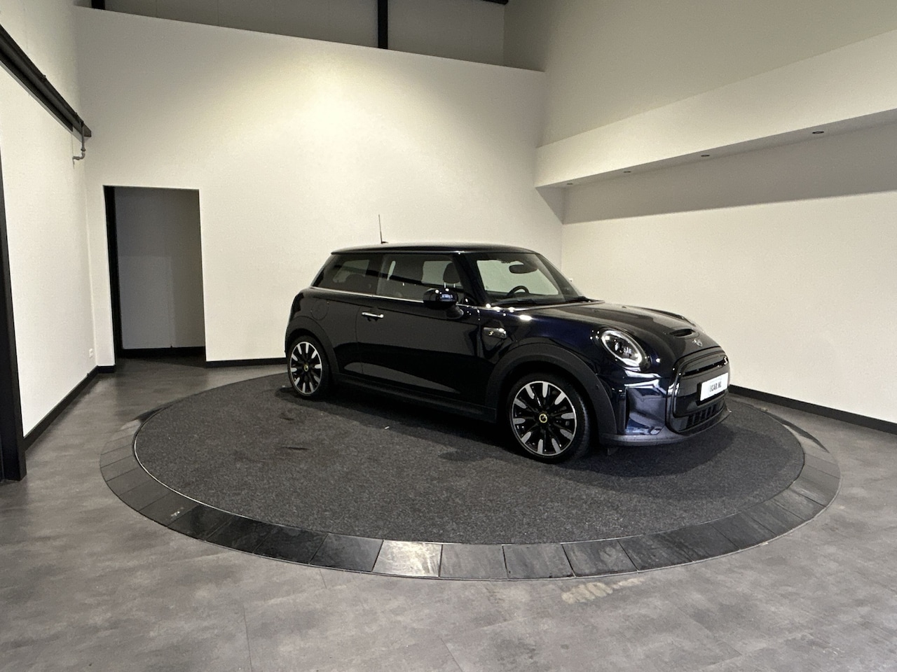 MINI Mini-Electric - Resolute Edition 33 kWh | Lederen bekleding | Parkeersensoren voor en achter | Parkeerassi - AutoWereld.nl