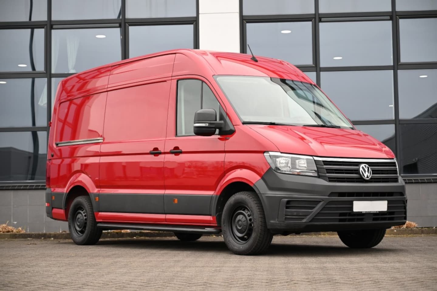 Volkswagen Crafter - L3H3 Rood   Nav  Apple Carplay  Cam  140 pk  Leder - AutoWereld.nl