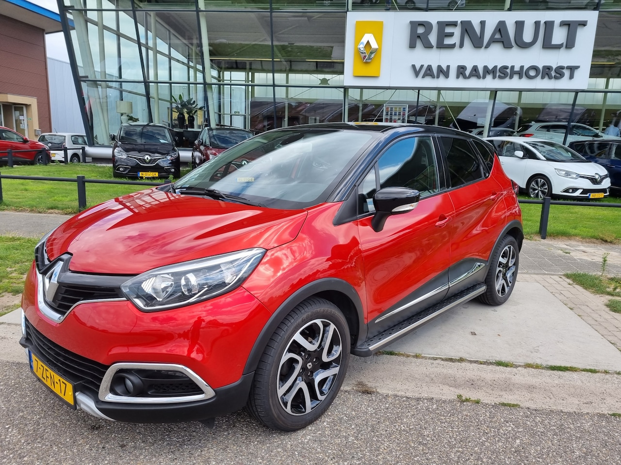 Renault Captur - 0.9 TCe Helly Hansen / Volledig onderhouden !! / Trekhaak / Climate / Cruise / Parkeersens - AutoWereld.nl