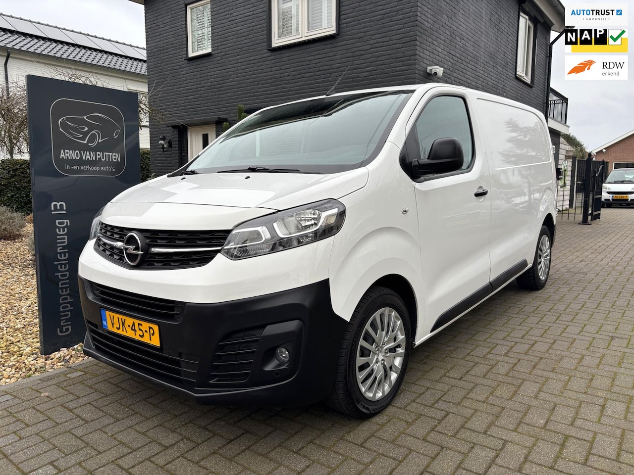 Opel Vivaro - 2.0 CDTI / Airco / Cruise control / 3 zits - AutoWereld.nl