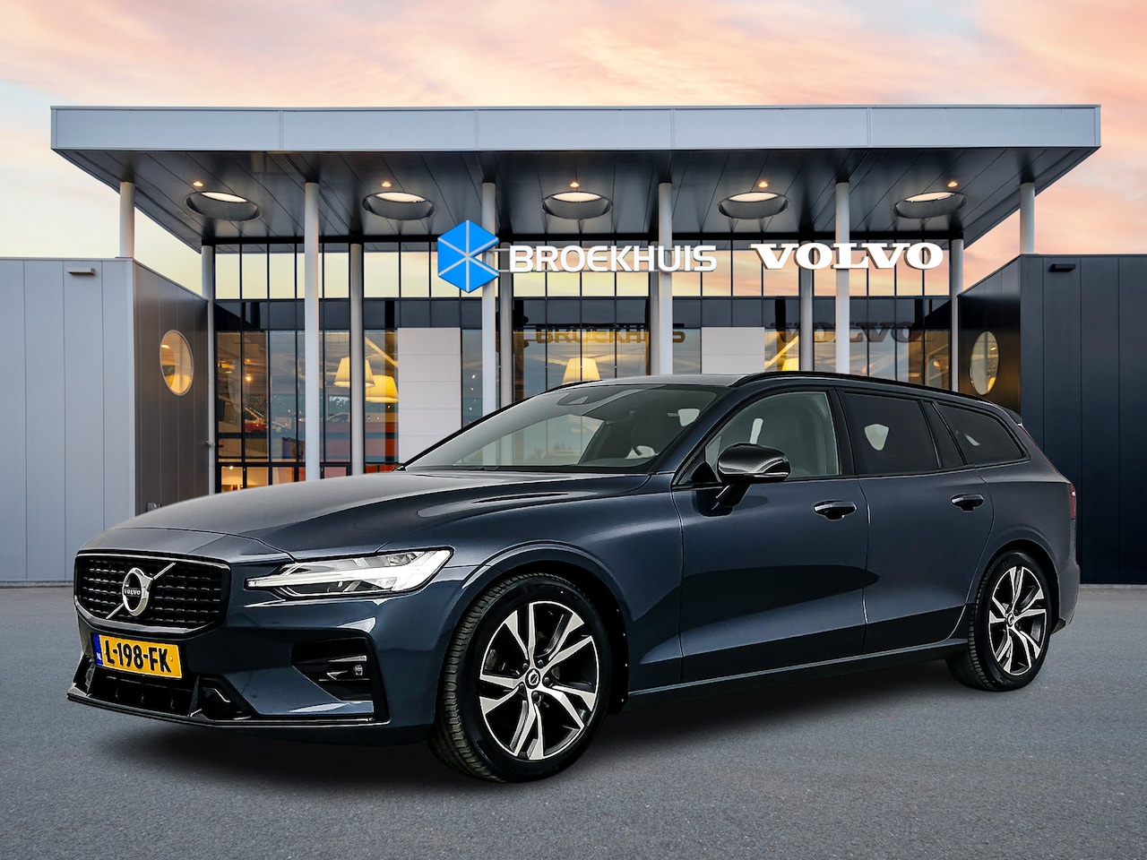 Volvo V60 - B3 R-Design | Panoramadak | Harman Kardon | Verwarmbaar elektr. verst. stoelen | Trekhaak - AutoWereld.nl