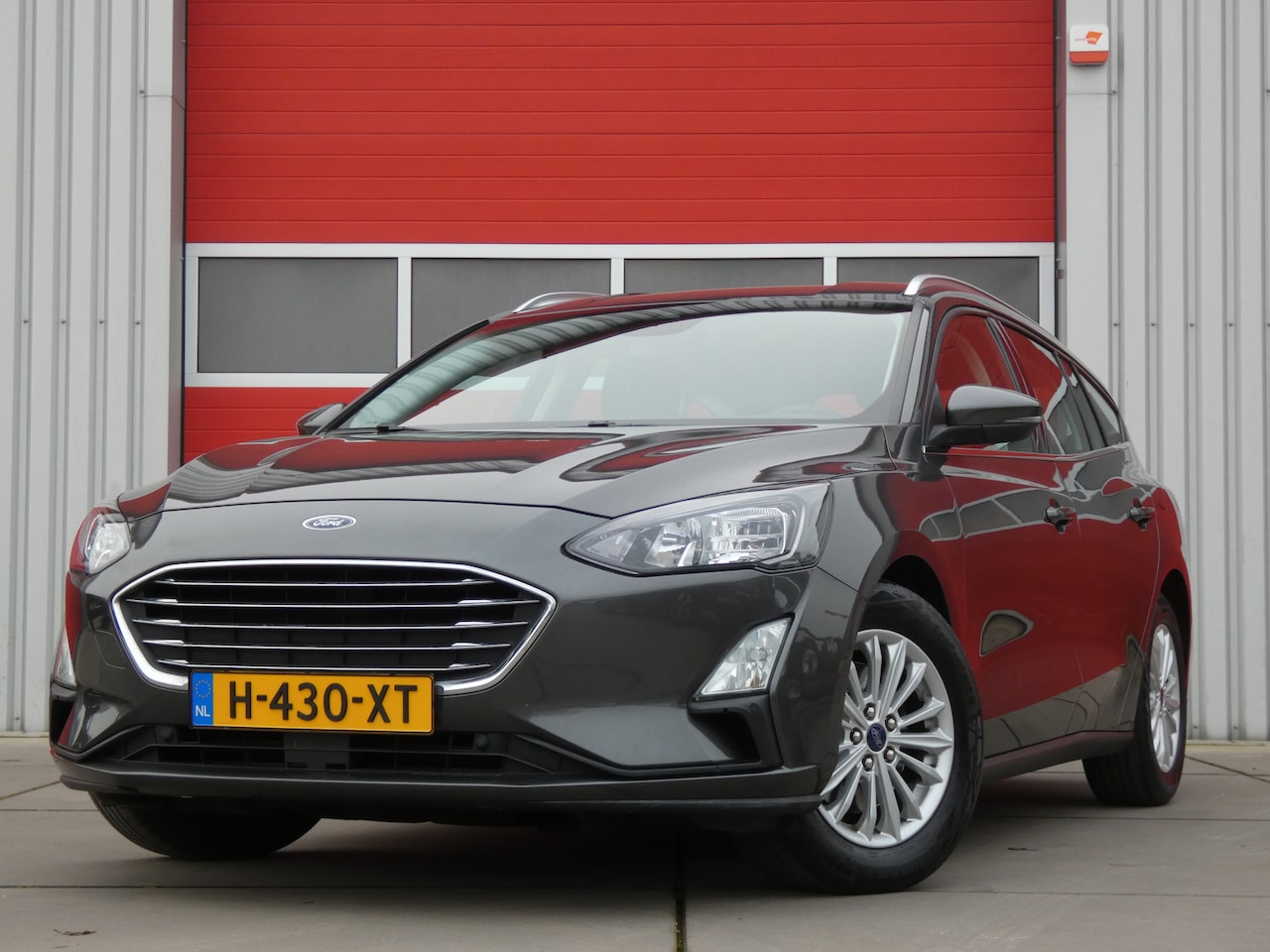 Ford Focus Wagon - 1.0 EcoBoost Titanium Business/ lage km/ trekhaak! - AutoWereld.nl