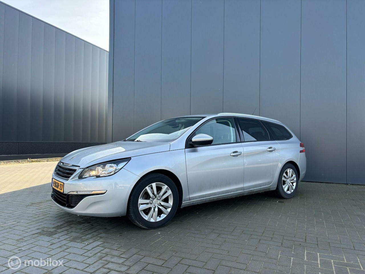 Peugeot 308 SW - 1.2 PureTech Blue Lease Executive N.A.P grijs - AutoWereld.nl