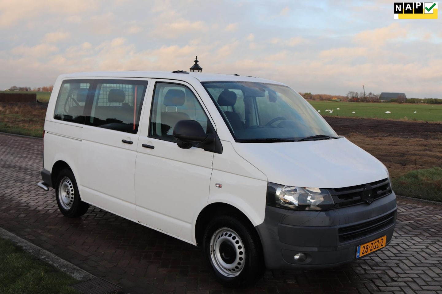 Volkswagen Transporter Kombi - 2.0 TDI L1H2 Trendline **ex POLITIE** 8999 MARGE - AutoWereld.nl