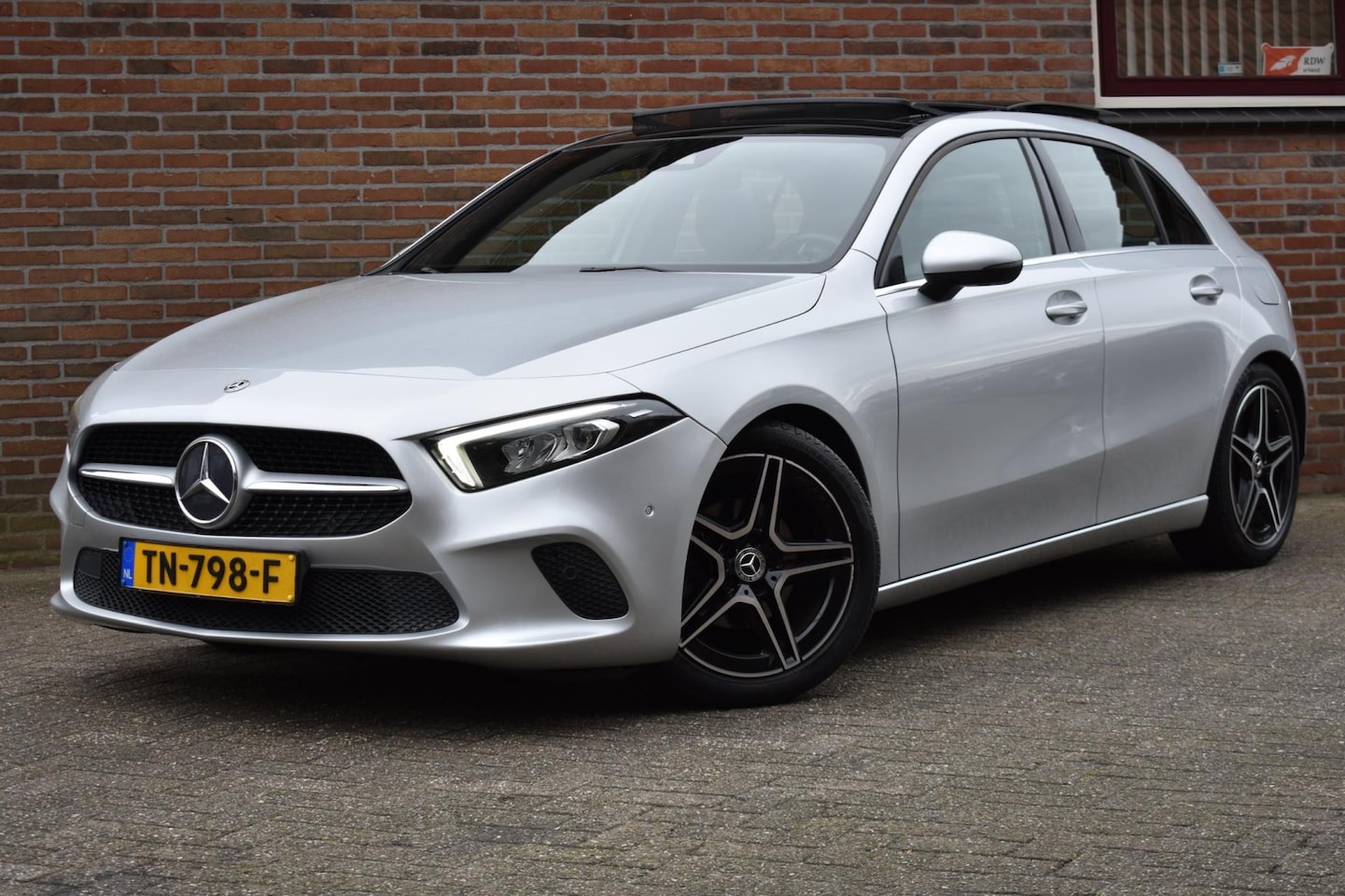 Mercedes-Benz A-klasse - 180 d Premium Plus '18 LED Pano Leder Clima Navi Cruise Inruil mogelijk - AutoWereld.nl